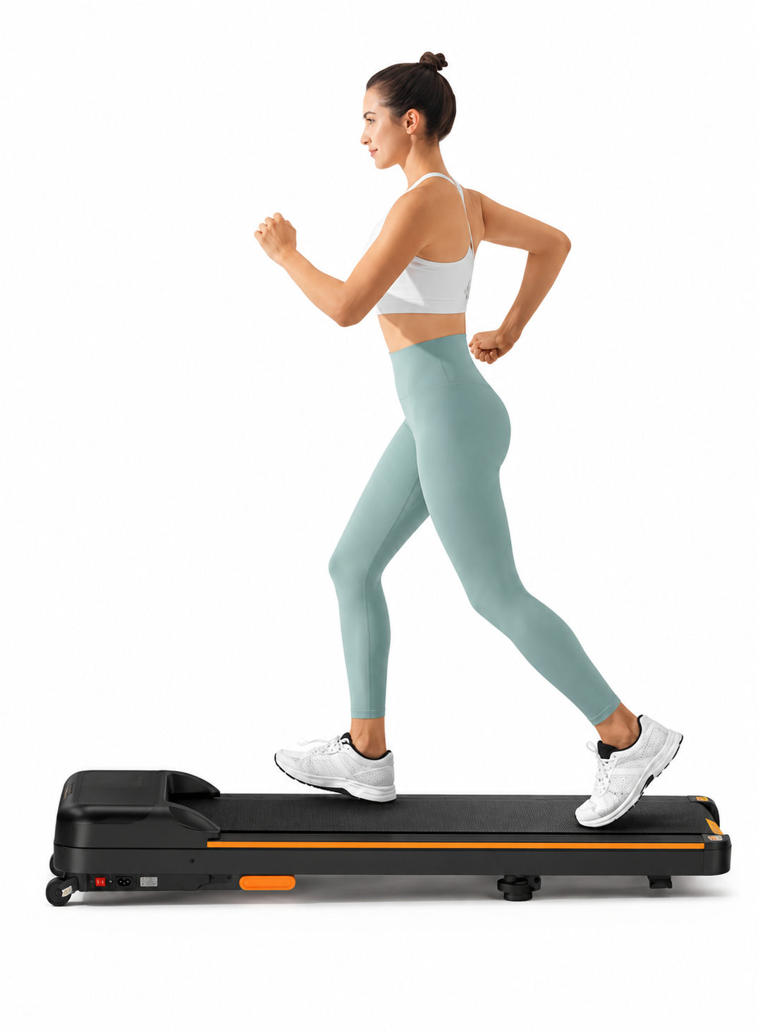 WalkFit bieżnia – kobieta biega, białe tło